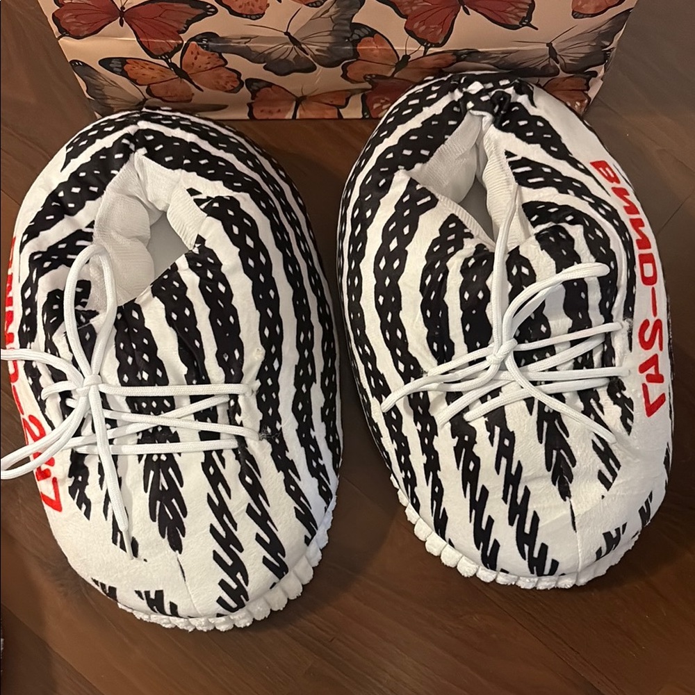 White and Black big cozy bed slippers “Yeezy”
